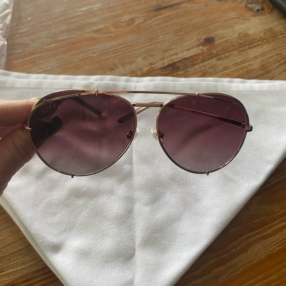 Sunnies!!! Brand new Diff Koko aviators. Case, box, cleaning cloth. Never worn. - Picture 3 of 5